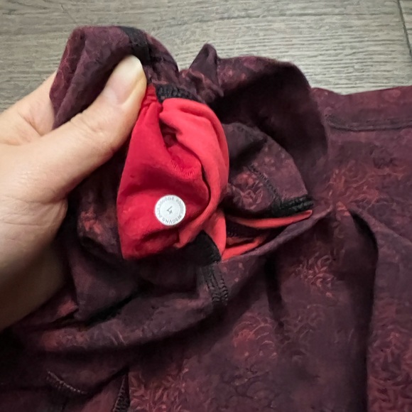 Lululemon red aligns size 4 - Picture 2 of 3